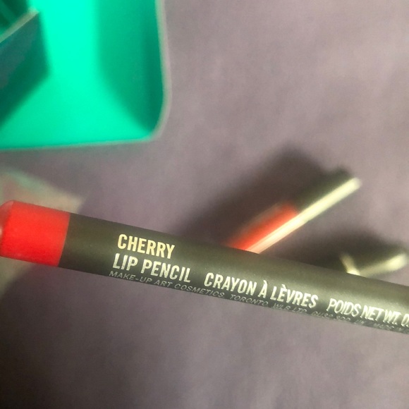 Full size red lips / Mac pretty things set FINAL SALE - Picture 5 of 7